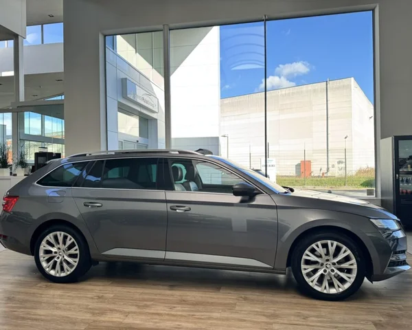 Skoda Superb (2022) — foto 25 van 30