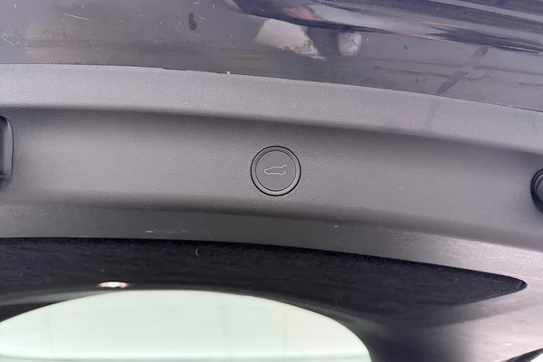 Tesla Model 3 (2023) — foto 2 van 36