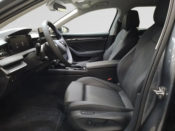 SKODA Superb Combi (2024) — foto 2 van 15