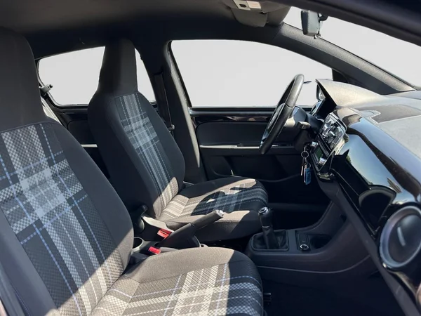 VOLKSWAGEN Up! (2015) — foto 9 van 18