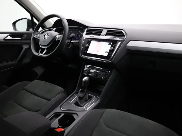 VOLKSWAGEN Tiguan (2019) — foto 12 van 18