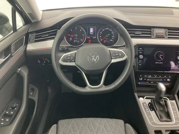 VOLKSWAGEN Passat Variant (2024) — foto 6 van 35