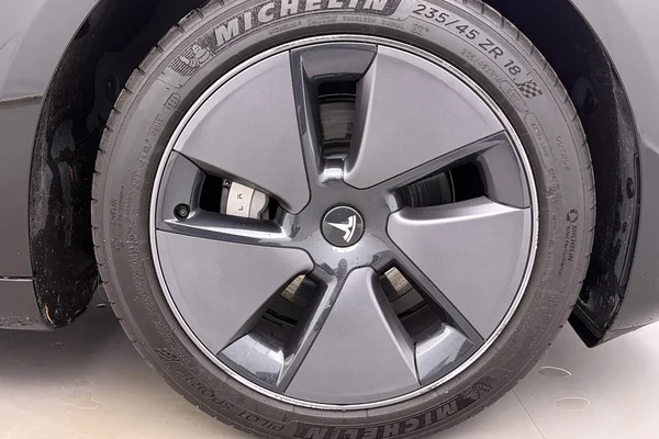 Tesla Model 3 (2023) — foto 29 van 40