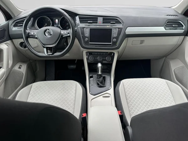 VOLKSWAGEN Tiguan (2016) — foto 16 van 16