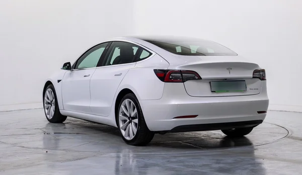 Tesla Model 3 (2020) — foto 23 van 45