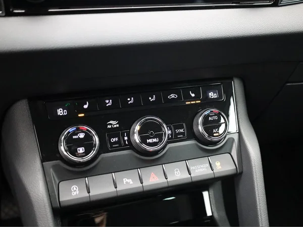 SKODA Karoq (2023) — foto 10 van 21