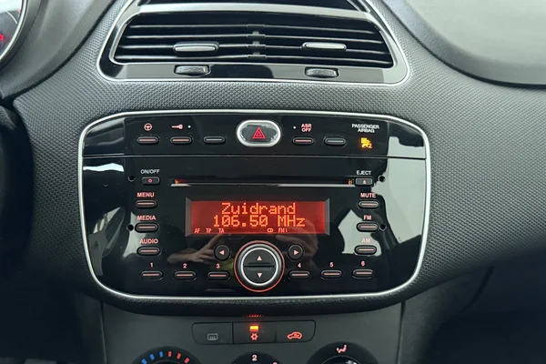 Fiat Punto (2017) — foto 3 van 39