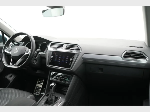 VOLKSWAGEN Tiguan (2021) — foto 23 van 29