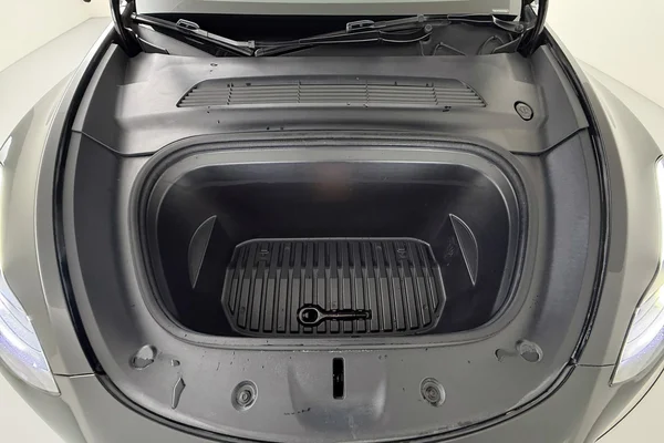 Tesla Model 3 (2023) — foto 8 van 36
