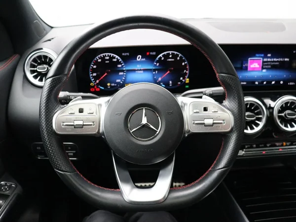 Mercedes-Benz GLA (2022) — foto 9 van 30