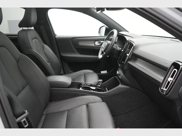 VOLVO XC40 (2021) — foto 3 van 32