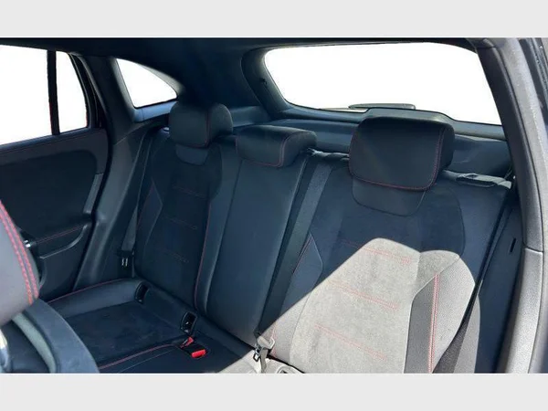 Mercedes-Benz GLA 180 (2022) — foto 2 van 29