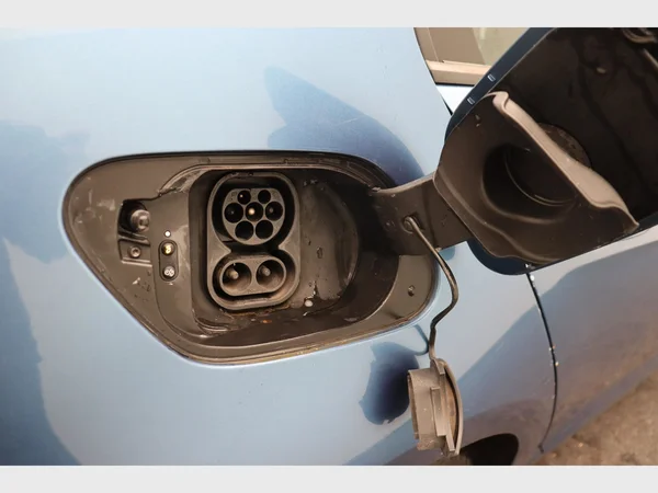 VOLKSWAGEN e-Golf (2016) — foto 14 van 24