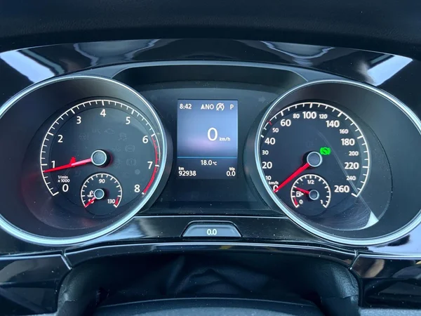 VOLKSWAGEN Touran (2018) — foto 6 van 24