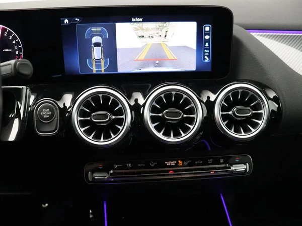 Mercedes-Benz GLA (2024) — foto 8 van 33