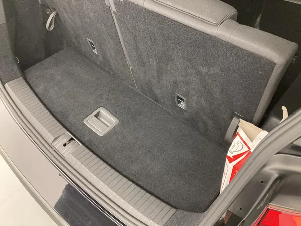 VOLKSWAGEN Touran (2020) — foto 25 van 31