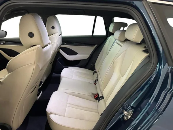 SKODA Octavia Combi (2023) — foto 6 van 17