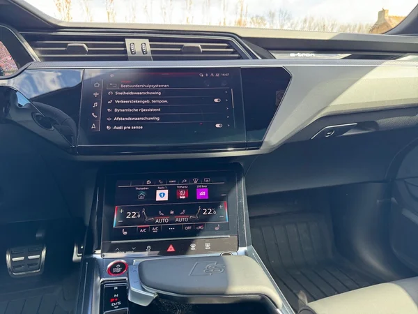 AUDI SQ8 e-tron Sportback (2024) — foto 6 van 21