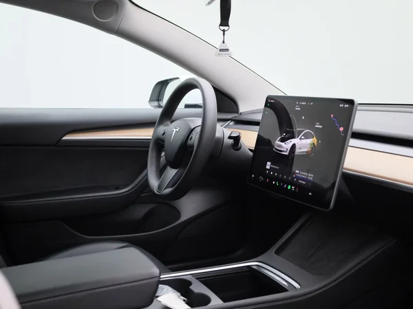 Tesla Model 3 (2023) — foto 27 van 40
