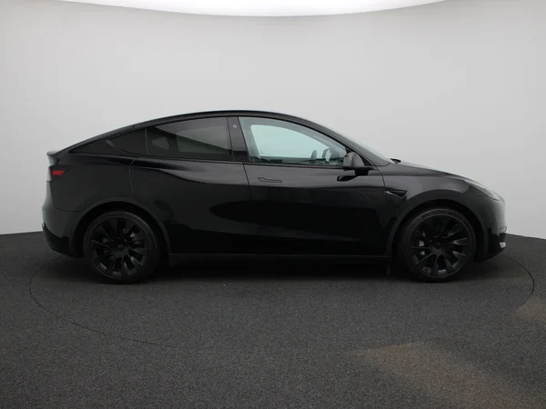Tesla Model Y (2023) — foto 36 van 39