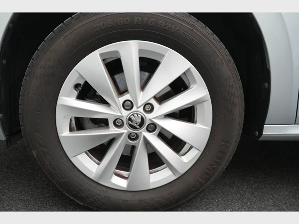 SKODA Kamiq (2024) — foto 10 van 28