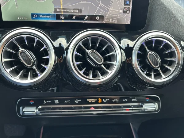 Mercedes-Benz GLA (2022) — foto 6 van 26
