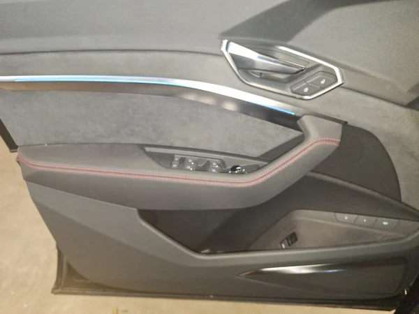 AUDI Q8 e-tron Sportback (2025) — foto 16 van 24