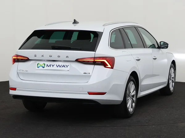 SKODA Octavia Combi (2024) — foto 10 van 17