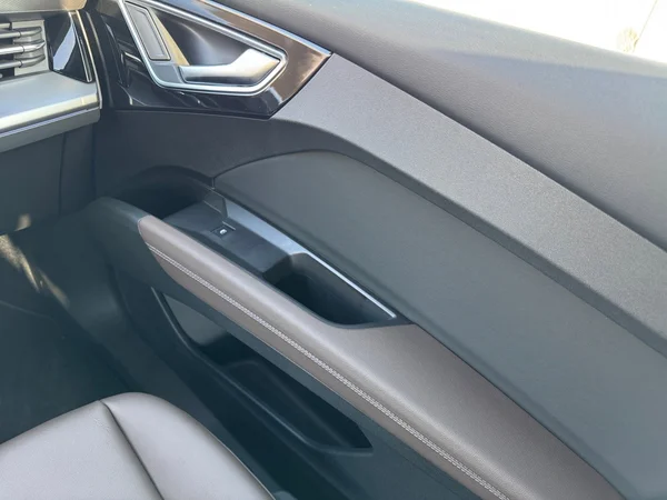 AUDI Q4 Sportback e-tron (2025) — foto 8 van 22