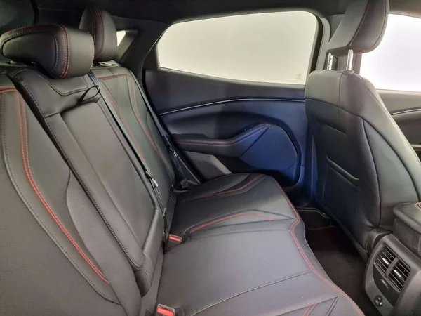Ford Mustang Mach-E (2023) — foto 12 van 16