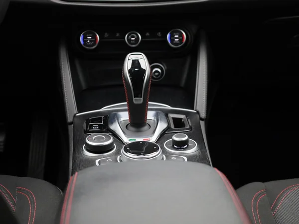 Alfa Romeo Stelvio (2022) — foto 2 van 44
