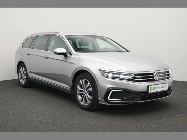 VOLKSWAGEN Passat GTE (2020) — foto 23 van 30