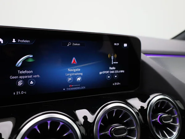 Mercedes-Benz GLA (2022) — foto 8 van 48