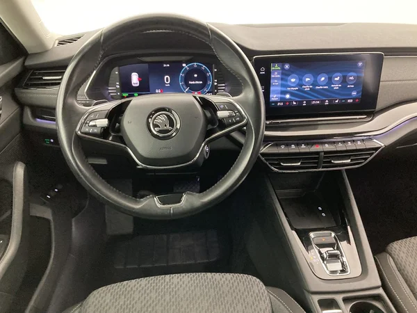 SKODA Octavia Combi PHEV (2021) — foto 10 van 37