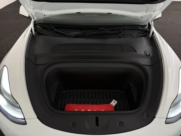 TESLA Model Y (2024) — foto 6 van 30