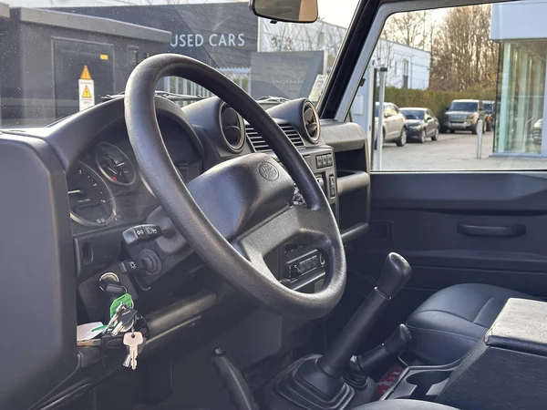 Land Rover Defender (2013) — foto 3 van 21