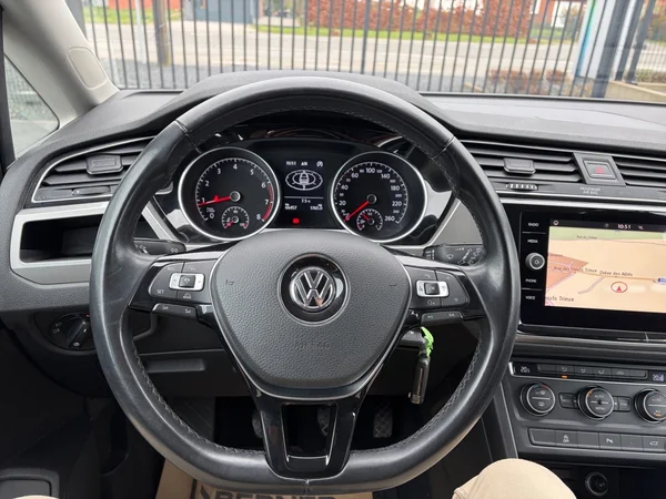 VOLKSWAGEN Touran (2018) — foto 10 van 11