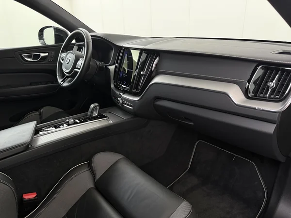 VOLVO XC60 (2021) — foto 3 van 31