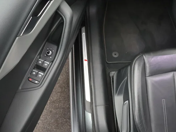 Audi A4 (2022) — foto 8 van 25