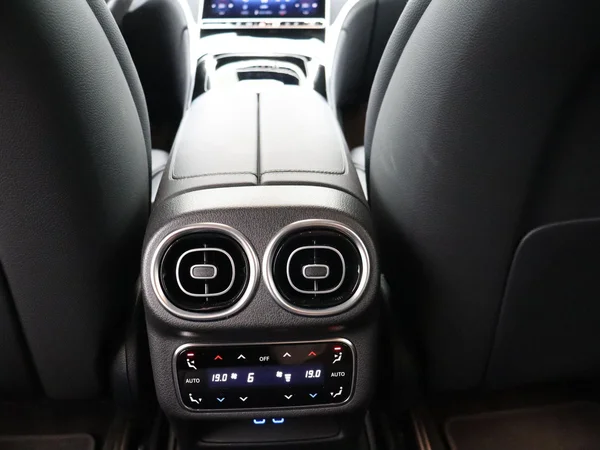 Mercedes-Benz GLC (2025) — foto 13 van 30