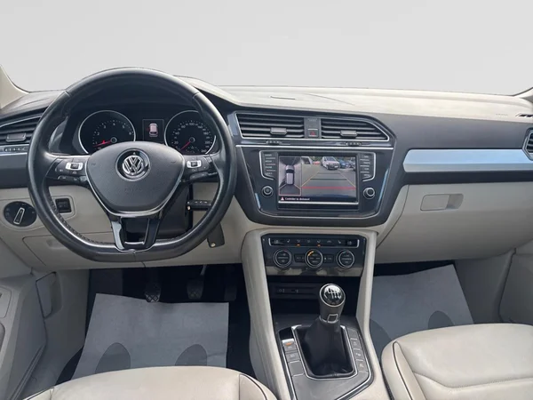VOLKSWAGEN Tiguan (2017) — foto 10 van 19