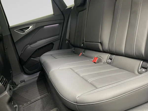 AUDI Q4 Sportback e-tron (2025) — foto 10 van 16