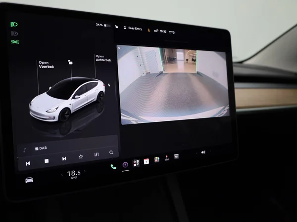 Tesla Model 3 (2023) — foto 15 van 42