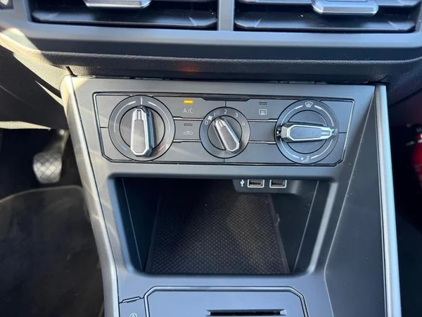 VOLKSWAGEN Polo Dsl (2018) — foto 14 van 31