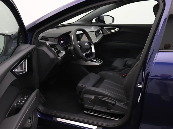 AUDI Q4 Sportback e-tron (2025) — foto 15 van 26
