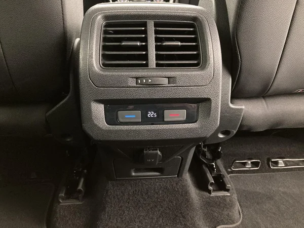 VOLKSWAGEN Touran (2019) — foto 18 van 36