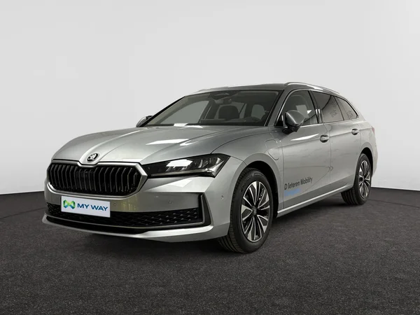 SKODA Superb Combi PHEV (2025) — foto 1 van 15