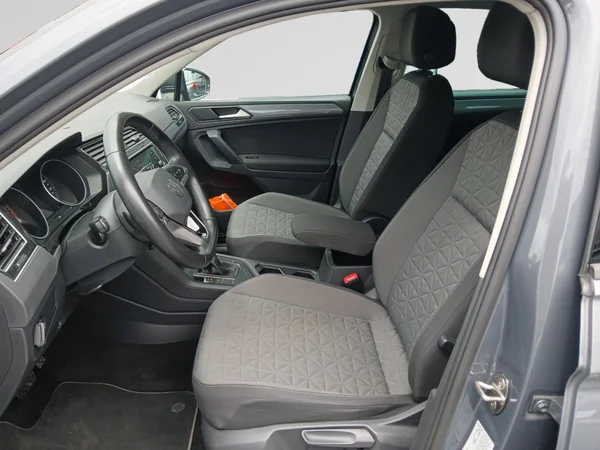 VOLKSWAGEN Tiguan (2021) — foto 14 van 18