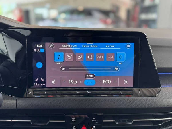 Volkswagen Golf GTE (2022) — foto 5 van 21