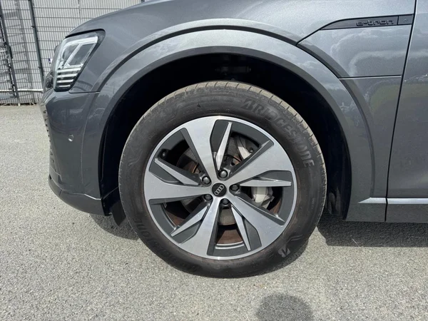AUDI Q8 Sportback e-tron (2024) — foto 16 van 24